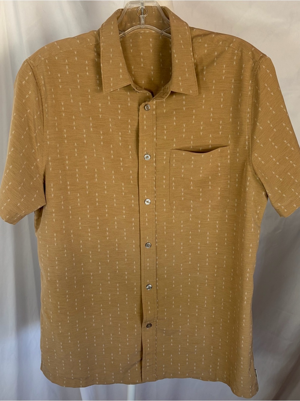 Vuori Men's Bridge Short Sleeve Button-Up Shirt Tan with White Arrows Med